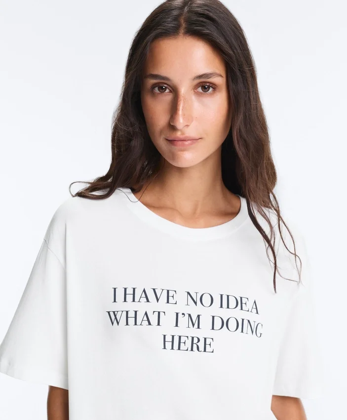 T-shirt larga de manga curta em mistura de algodão com slogan T-shirt larga de manga curta em mistura de algodão com slogan