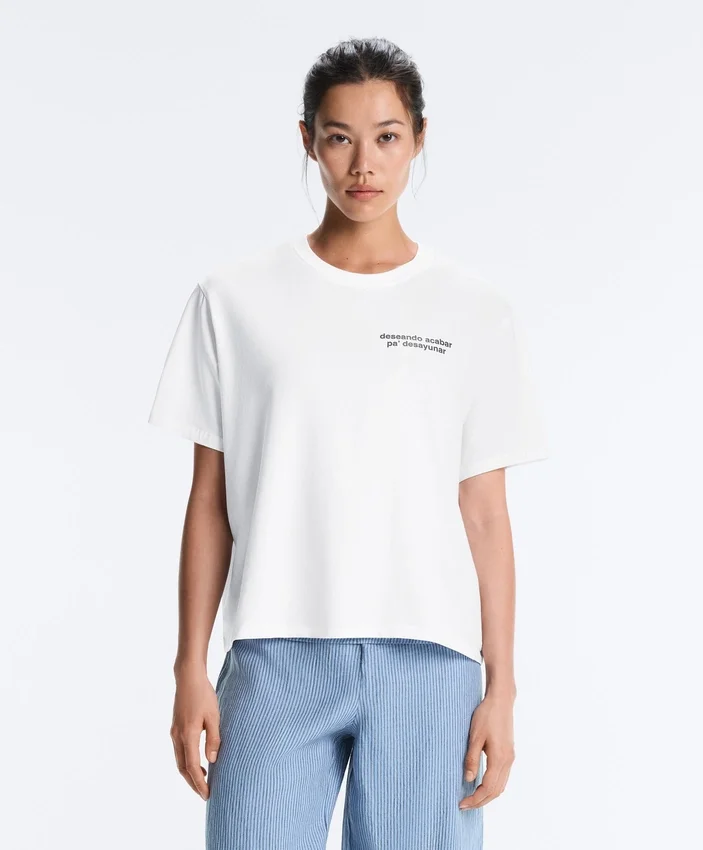 T-shirt larga em mistura de algodão com slogan T-shirt larga em mistura de algodão com slogan