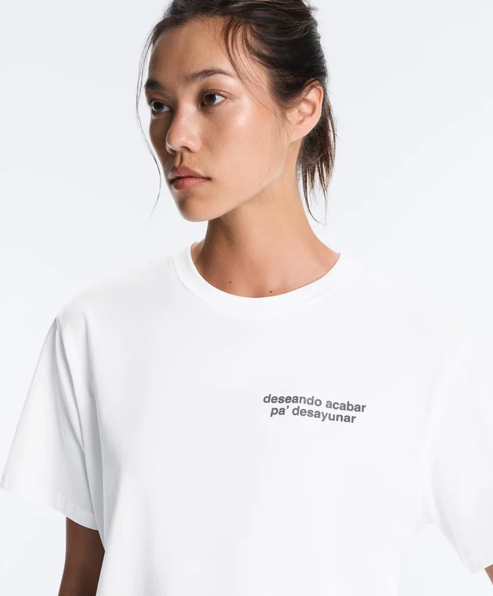 T-shirt larga em mistura de algodão com slogan T-shirt larga em mistura de algodão com slogan