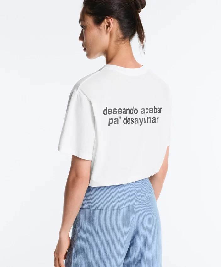 T-shirt larga em mistura de algodão com slogan T-shirt larga em mistura de algodão com slogan