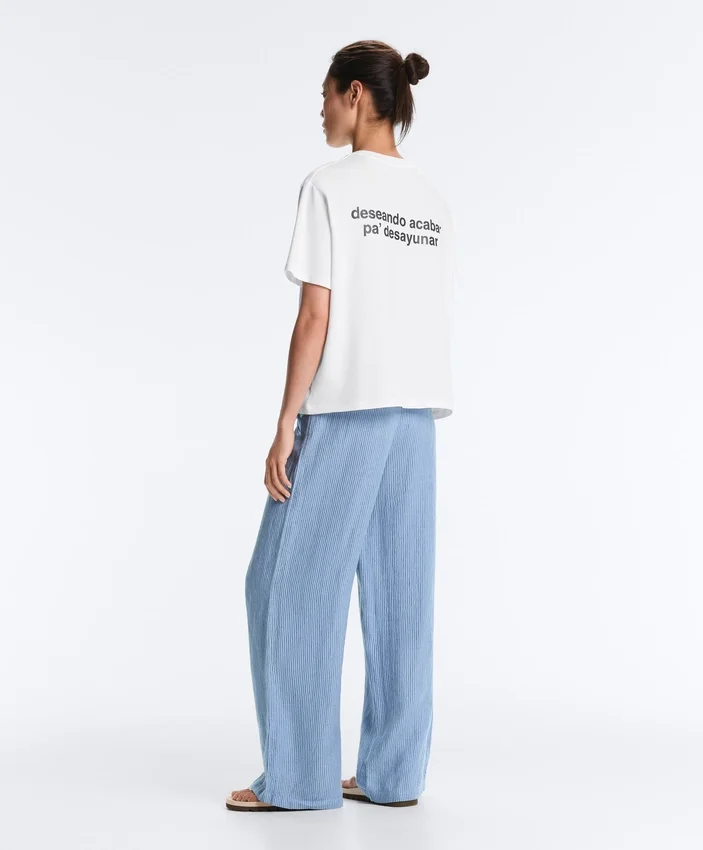 T-shirt larga em mistura de algodão com slogan T-shirt larga em mistura de algodão com slogan