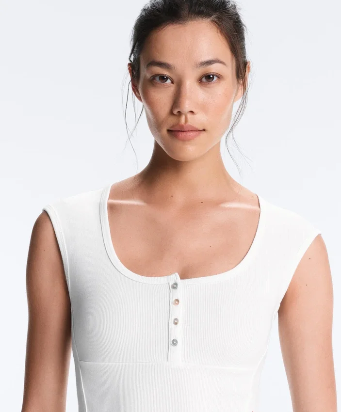 T-shirt sem mangas em malha canelada com botões de algodão e modal T-shirt sem mangas em malha canelada com botões de algodão e modal