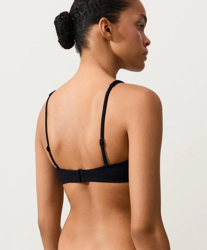 Top de biquíni com laço nas costas e decote halter em piqué Top de biquíni com laço nas costas e decote halter em piqué