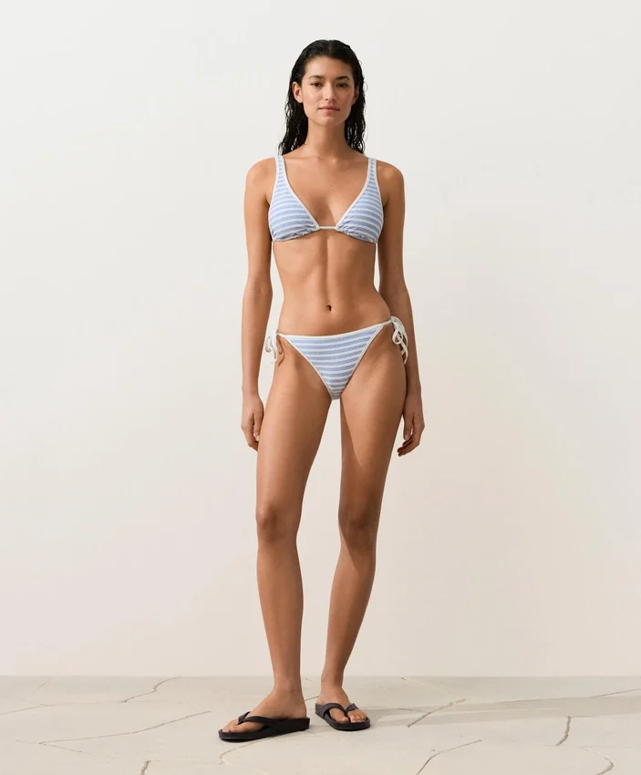 Top de biquíni triangular com alças halter e textura às riscas Top de biquíni triangular com alças halter e textura às riscas