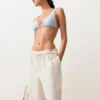 Top de biquíni triangular com alças halter e textura às riscas Top de biquíni triangular com alças halter e textura às riscas