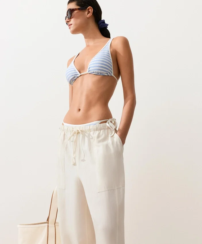 Top de biquíni triangular com alças halter e textura às riscas Top de biquíni triangular com alças halter e textura às riscas