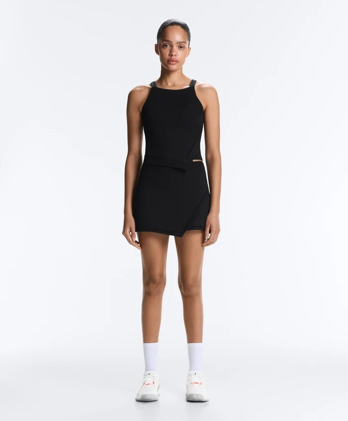 Tops de manga curta Comfortlux com decote halter e bainha com bordado Tops de manga curta Comfortlux com decote halter e bainha com bordado