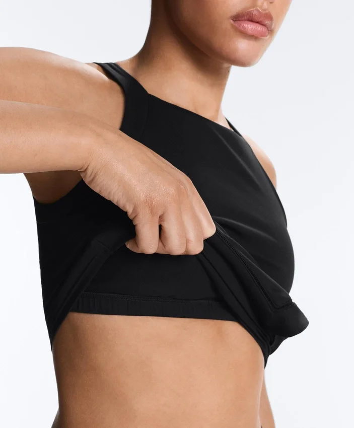 Tops de manga curta Comfortlux com decote halter e bainha com bordado Tops de manga curta Comfortlux com decote halter e bainha com bordado