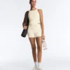 Tops de manga curta Comfortlux com decote halter e bainha com bordado